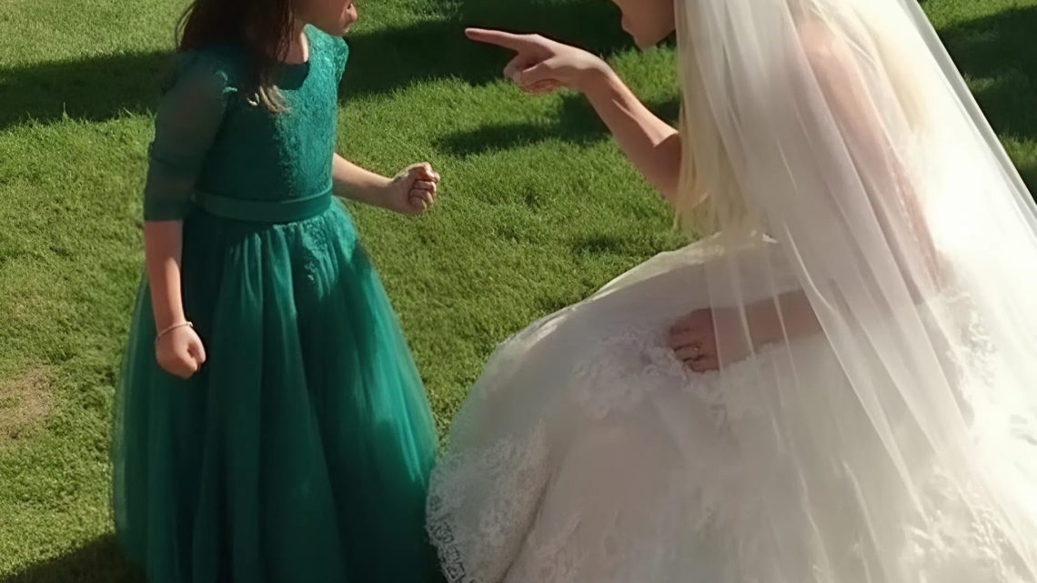 Nová manželka mého bývalého manžela vytlačila mou dceru z rodinné fotografie na své svatbě a křičela: „Ty nejsi moje rodina!“