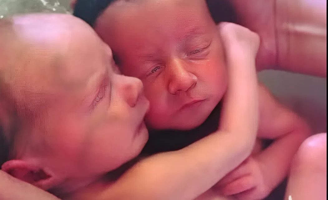 Novorozená dvojčata se nepřestávají mazlit, jako když byla v děloze.