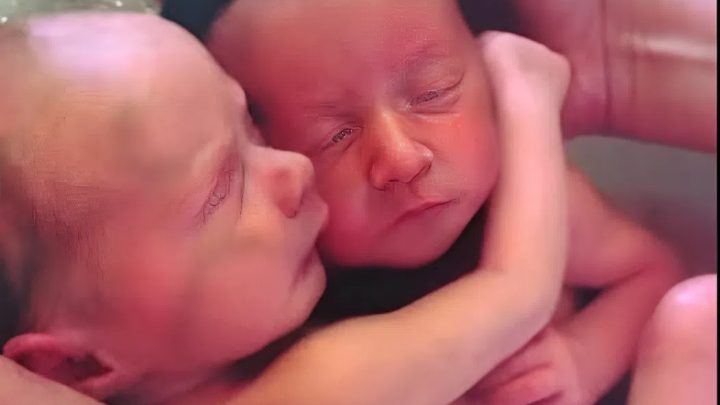 Novorozená dvojčata se nepřestávají mazlit, jako když byla v děloze.