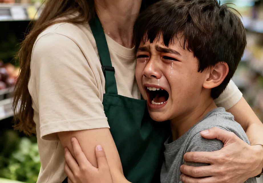 Zatímco jsem pracovala v supermarketu daleko od domova, můj šestiletý syn přiběhl s pláčem.