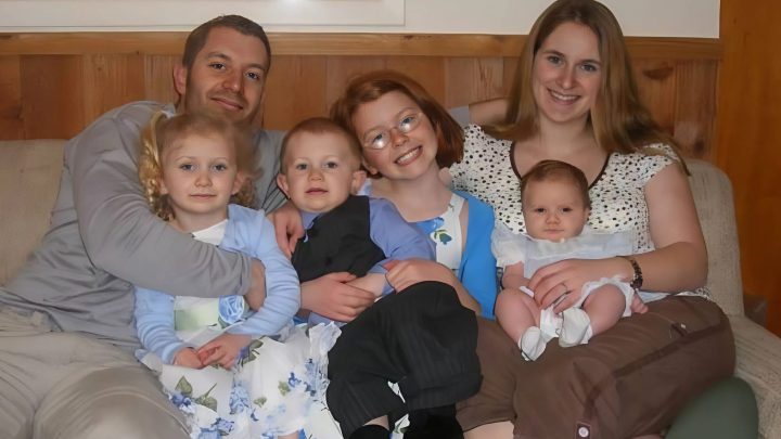 Na první pohled vypadá rodinná fotografie zcela normálně, ale při bližším pohledu můžete objevit jeden děsivý detail.