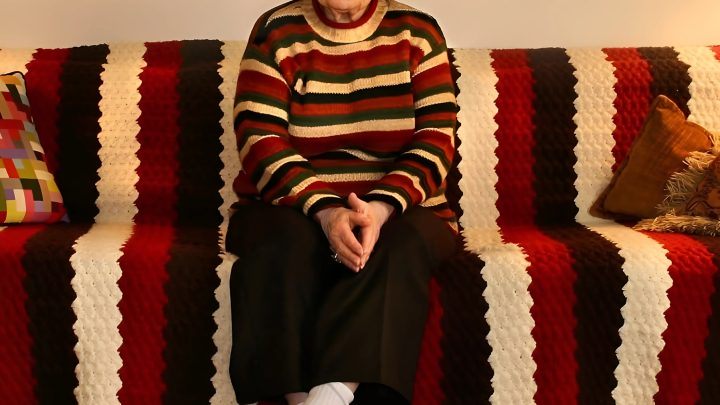 Žena posílá bratrovi peníze, aby se postaral o starou matku, a zjistí, že na ni nikdy neutratil ani cent.