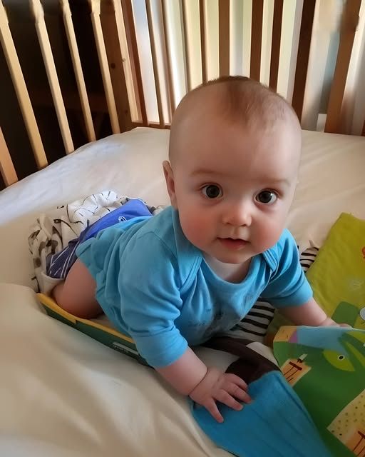 Malé dítě nepřestává plakat navzdory veškeré snaze rodičů, a tak nakonec zkontrolují postýlku.