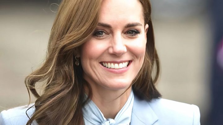 Kate Middleton v originálním klobouku a kostkovaném kabátě se svým manželem a dětmi se objevila v Sandringhamu.