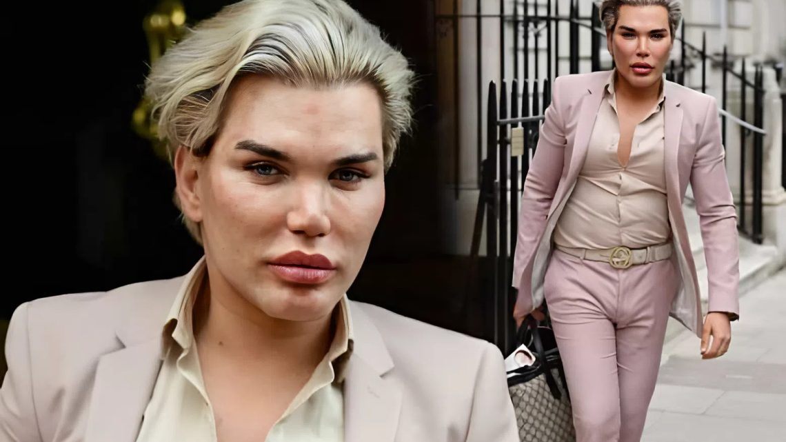 Novopečený Ken předvedl své tělo na pláži po 58 operacích. Barbie by z toho spadla čelist…