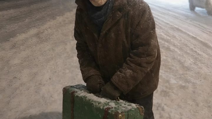 Na opuštěné zimní silnici jsem svezla staršího muže – a později jsem zjistila, kdo ve skutečnosti je.