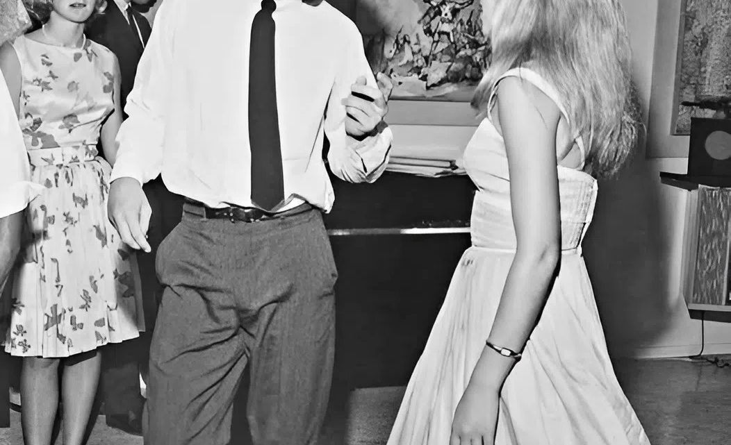 Tento herec je na této fotografii teprve osmnáctiletý! Dokážeš uhodnout, kým je dnes?