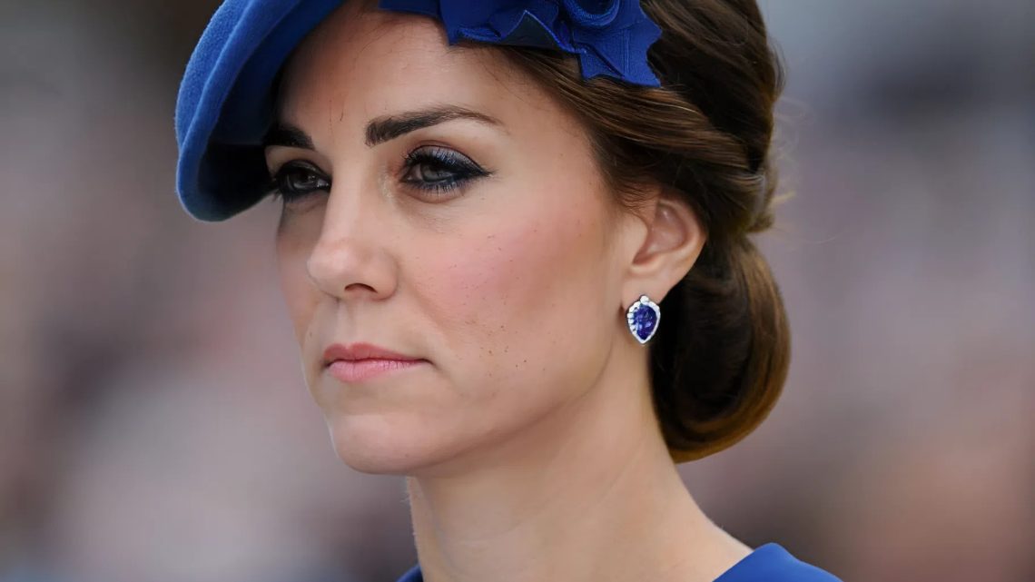 «Výrazné váčky pod očima, vrásky kolem rtů a unavený, beznadějný pohled!» Takto média v titulcích popisují vzhled Kate Middleton po chemoterapii.