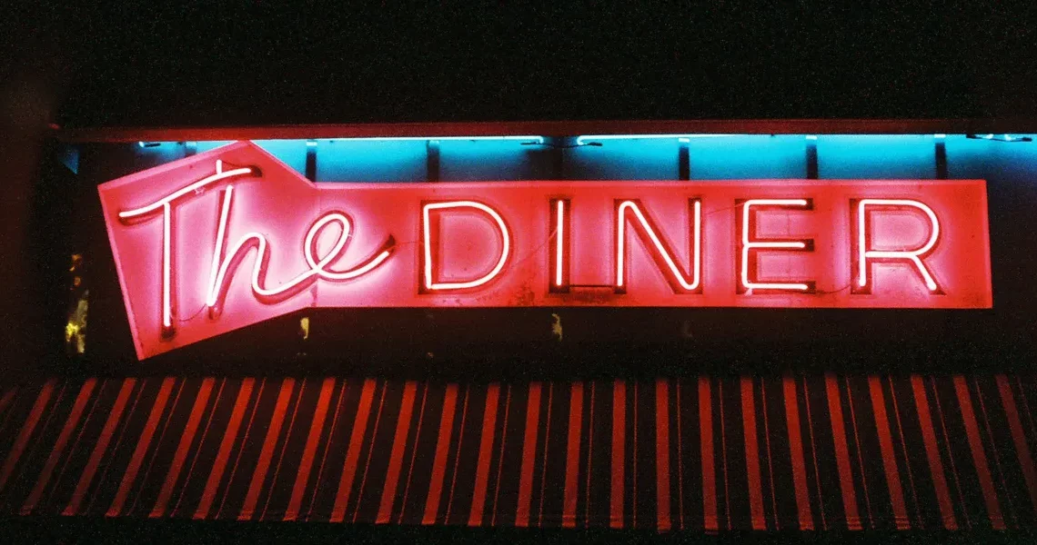 Téměř 50 let jsem chodil na každé narozeniny do stejné restaurace, až jednoho dne si ke mně přisedl mladý cizinec a zašeptal mi do ucha: „Řekl, že přijde.“