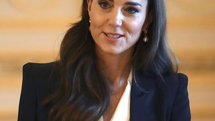 Hollywoodské kadeře, efektní náušnice a jemně růžové šaty: Kate Middleton zazářila na cenách BAFTA 2026 a bezvýhradně na sebe upoutala všechny pohledy.