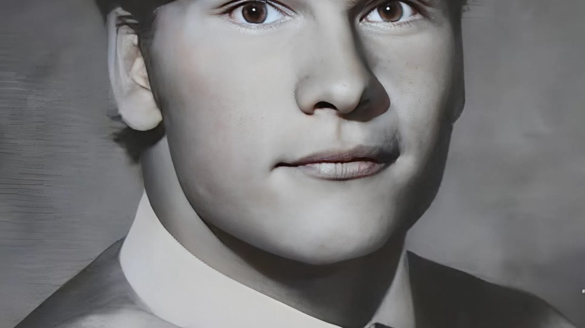 Zkuste uhádnout, kdo je na této fotografii? Před vámi je fotografie ze školního alba člověka, který se v budoucnu stane skutečnou hollywoodskou legendou. Snímek byl pořízen na konci 60. let, když ještě studoval na střední škole.