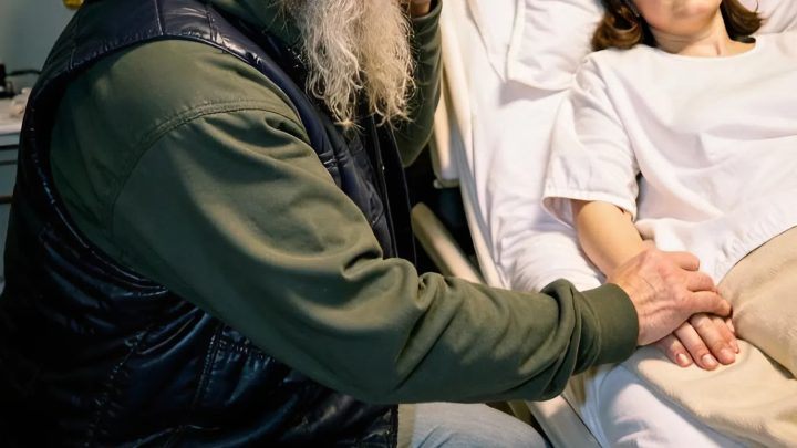 Motorkář navštěvoval moji dceru v kómatu každý den po dobu šesti měsíců – pak jsem odhalil jeho největší tajemství