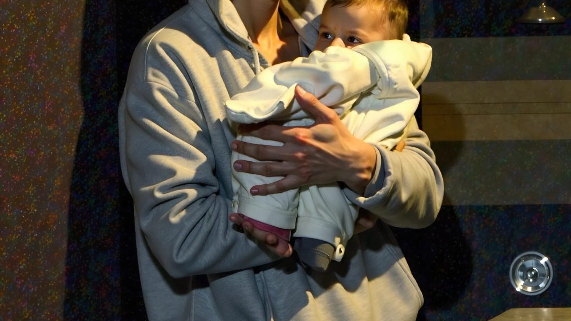 Poté, co jsme přišli o naše dlouho očekávané dítě, modlila jsem se za znamení – a pak jsem uslyšela pláč novorozence za popelnicí.