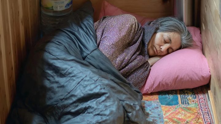 Moje švagrová donutila moji maminku spát na rohožce v chodbě během rodinného výletu.