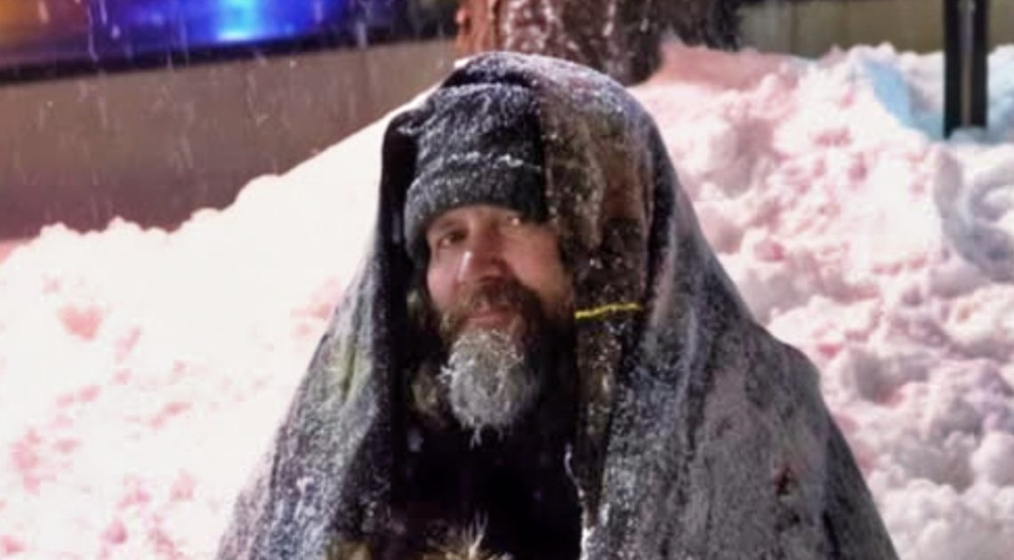 Dal jsem bezdomovci šawarmu a kávu – a to, co mi na oplátku dal, mě nechalo bez slov.