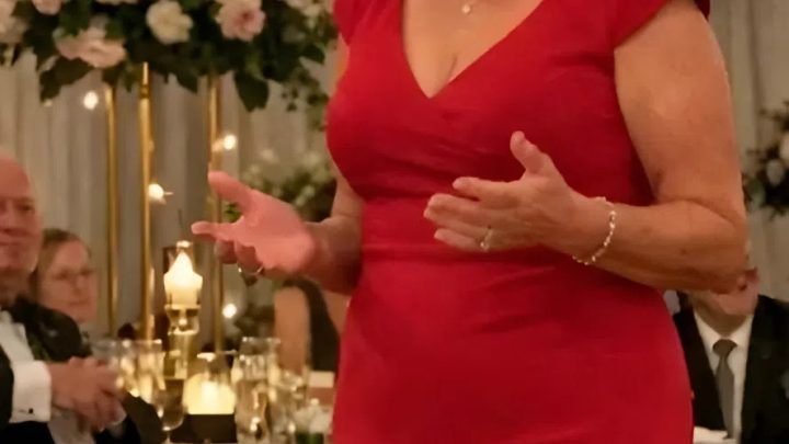 Svatební šaty z second handu: hosté se smáli… dokud matka ženicha neřekla to nejdůležitější.