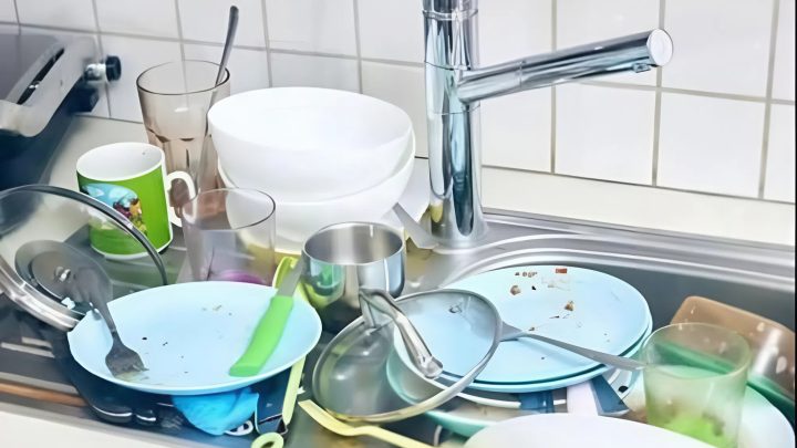 Psychologický význam neuklizeného nádobí a proč by se nemělo hromadit