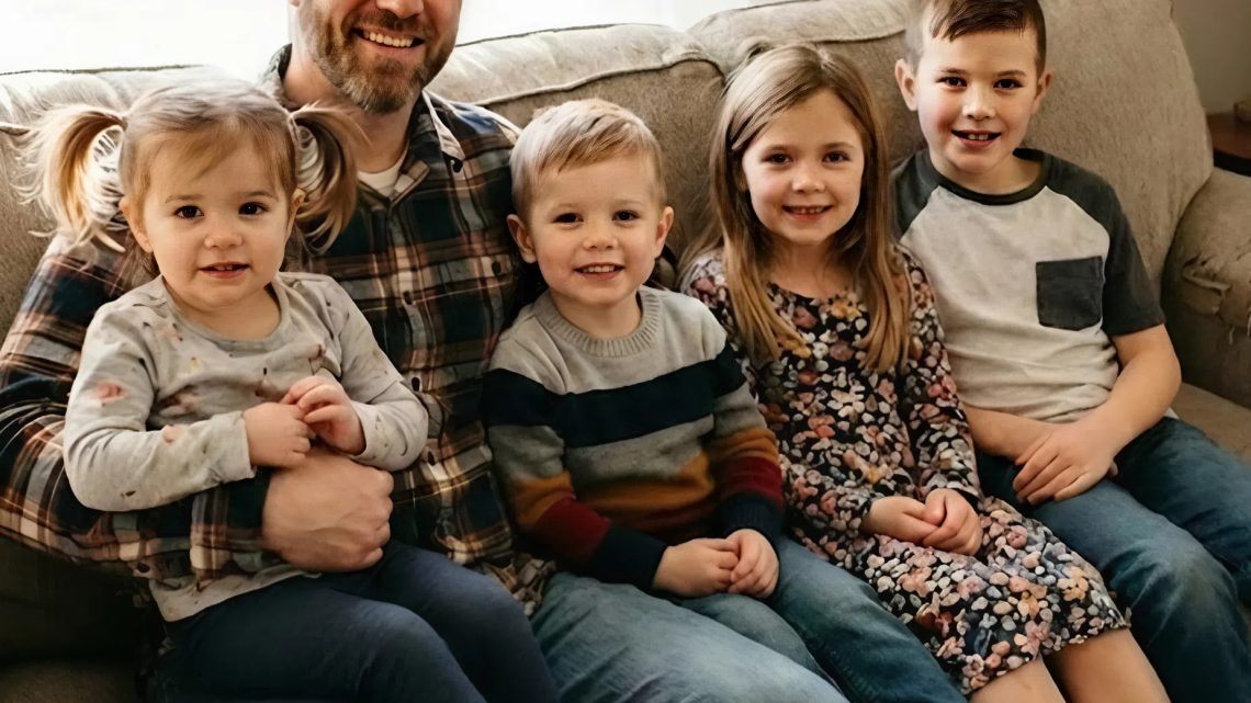 Adoptoval jsem čtyři sourozence, které chtěli rozdělit, o rok později se objevil cizinec a řekl jim pravdu o jejich biologických rodičích.