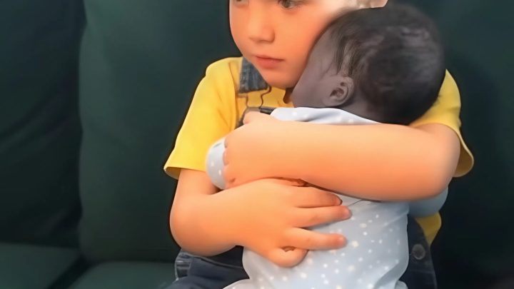 LÉKAŘI ŘEKLI, ŽE NOVOROZENEC JE MRTVÝ, ALE KDYŽ HO POLOŽILI DO NÁRUČÍ JEHO BRATRA, POKOJ NÁHLO ZAPLNIL PLÁČ.