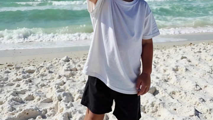 Zničený po pohřbu své ženy jsem vzal syna na dovolenou – krev mi ztuhla v žilách, když řekl: „Tati, podívej, maminka je zpátky!“