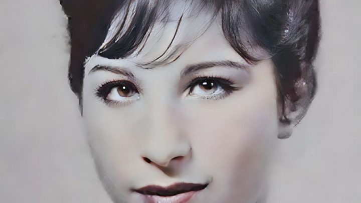 Dokážete uhodnout, kdo je na této fotografii? Vzácný snímek z doby před slávou a velkými pódií.