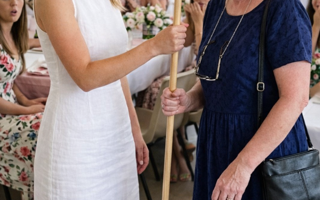 Moje budoucí snacha mi na své rozlučce se svobodou před dvaceti hosty podala mop a řekla mi, ať si „vydělám na jídlo“ – dárek, který jsem vytáhla z kabelky, vyvolal v celé místnosti údiv