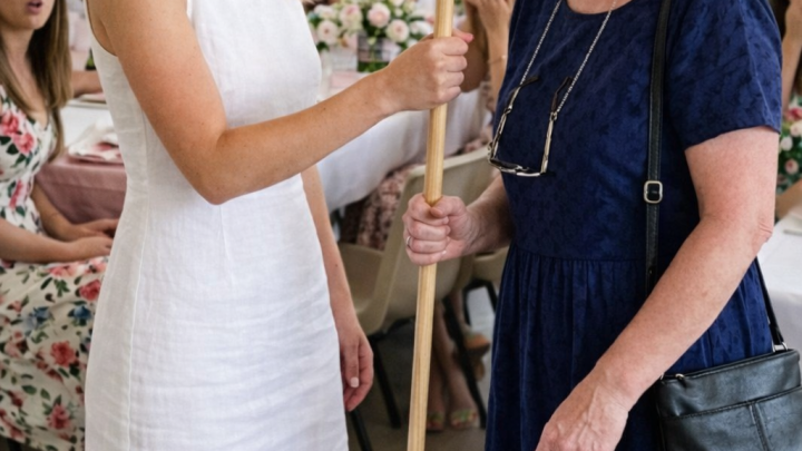 Moje budoucí snacha mi na své rozlučce se svobodou před dvaceti hosty podala mop a řekla mi, ať si „vydělám na jídlo“ – dárek, který jsem vytáhla z kabelky, vyvolal v celé místnosti údiv