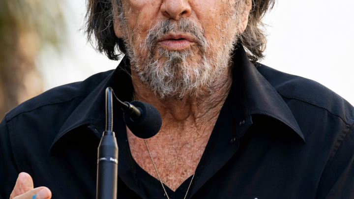Když se narodila, jemu už bylo 53 a měl pověst stárnoucího svůdníka. Al Pacino se objevil na veřejnosti po boku partnerky, která je od pětaosmdesátileté hvězdy mladší o 53 let.