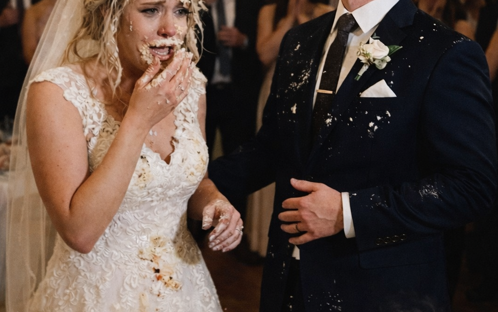 Můj ženich mi při krájení dortu „z legrace“ vrazil obličej do dortu – byla jsem na pokraji slz, když můj bratr všechny šokoval.
