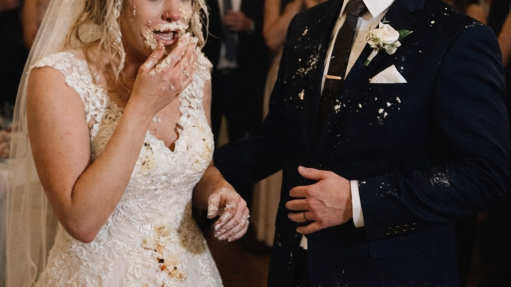 Můj ženich mi při krájení dortu „z legrace“ vrazil obličej do dortu – byla jsem na pokraji slz, když můj bratr všechny šokoval.