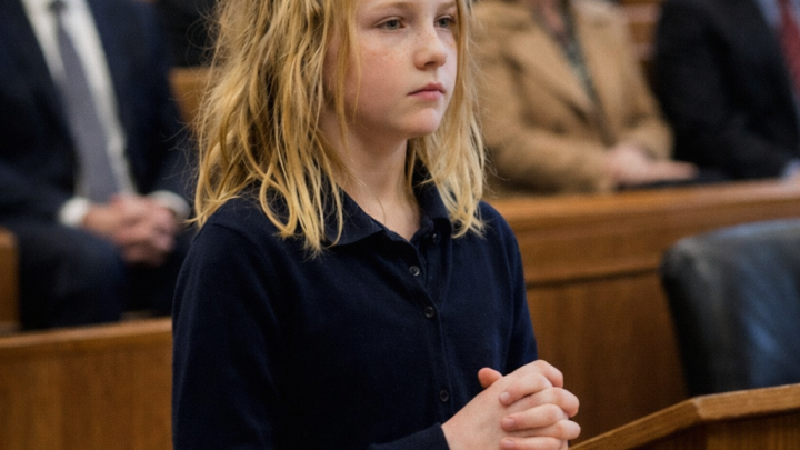 Můj manžel se mi snažil vzít všechno, poté co jsem mu zachránila život – ale moje dcera řekla soudci: „Můžu vám ukázat něco, o čem máma neví?“