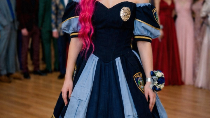 Moje dcera si ušila plesové šaty z uniformy svého zesnulého otce – když na ně její zlá spolužačka vylila punč, její matka popadla mikrofon a řekla něco, co umlčelo celou tělocvičnu