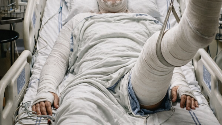 Po autonehodě jsem spěchala do nemocnice za manželem – ale roztřesená sestřička mi podala vzkaz: „Lže ti, podívej se na záznam z dvou hodin ráno“