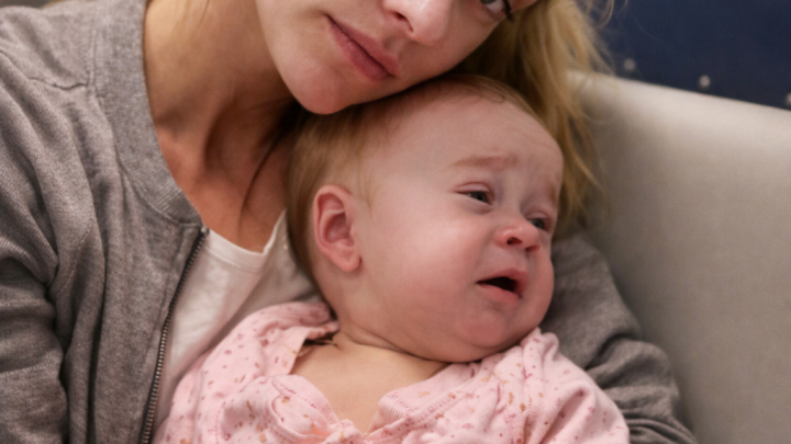 Muž s hodinkami Rolex se mi a mému dítěti v nemocnici posmíval: a pak lékař řekl něco, co všechny ohromilo.