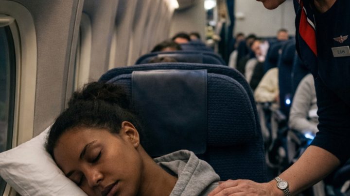 Cestující na sedadle 8A klidně spala, když nečekané hlášení kapitána během několika vteřin všechno změnilo.