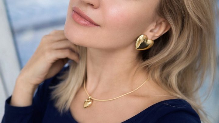 Když jsem odjela na služební cestu, moje čtrnáctiletá dcera se probudila a našla vzkaz od mých rodičů: „Sbal si věci a odejdi. Musíme uvolnit pokoj pro tvého bratrance. Tady pro tebe není místo.“ O tři hodiny později jsem jim ukázala, co se stane za takovou „péči“. Rodiče zbledli jako stěna. „Počkej… cože? Jak je to vůbec možné…?“