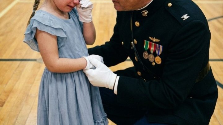 Moje dcera byla terčem posměchu, protože na večírku „Otcové a dcery“ zůstala sama – dokud do sálu nečekaně nevstoupili mariňáci.