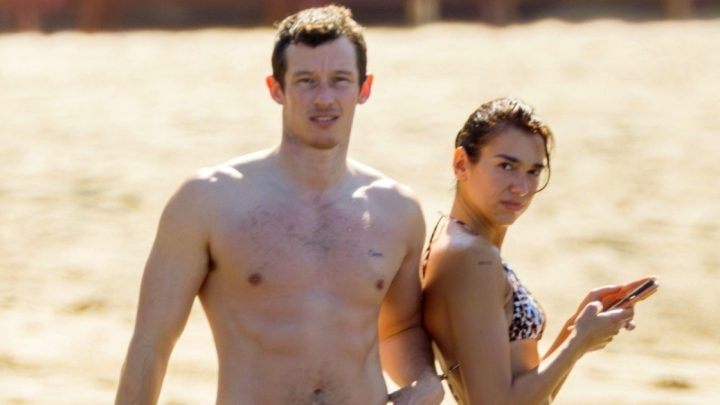 Na pláži k nepoznání!: Vzácné paparazzi fotografie šokují fanoušky — poznáte tuto hvězdnou dvojici?