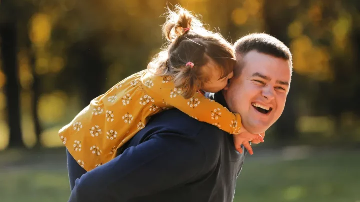 Na rozloučení mé dcerky se školkou jsem jí ušil šaty z hedvábných šátků mé zesnulé manželky; jedna bohatá maminka to označila za „ubohé“, ale pak nastal zvrat, o kterém se ve městě dlouho mluvilo