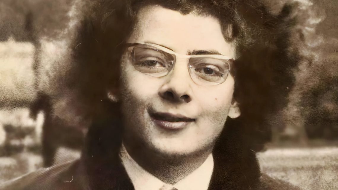 Vzácná fotografie britské komediální legendy z mládí, která stojí za ikonickou postavou tichého šprýmaře: dokážete uhodnout, o koho se jedná?