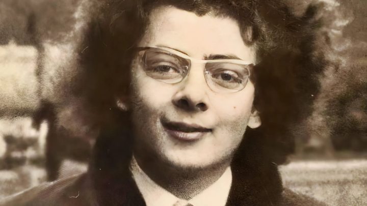 Vzácná fotografie britské komediální legendy z mládí, která stojí za ikonickou postavou tichého šprýmaře: dokážete uhodnout, o koho se jedná?