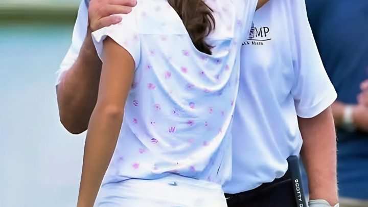 Hádej, kdo to je?: Vzácný neoficiální moment zachycený na golfovém turnaji, na kterém je známá osobnost s mladým členem rodiny!