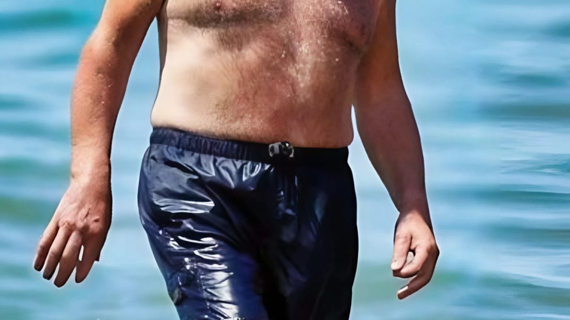 Kdo je to? Známý herec zachycený ve městě na vzácné fotografii paparazzi!