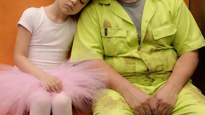 Cizinec vyfotil mě a mou dceru v metru – druhý den zaklepal na moje dveře a řekl: „Sbalte věci své dcery.“