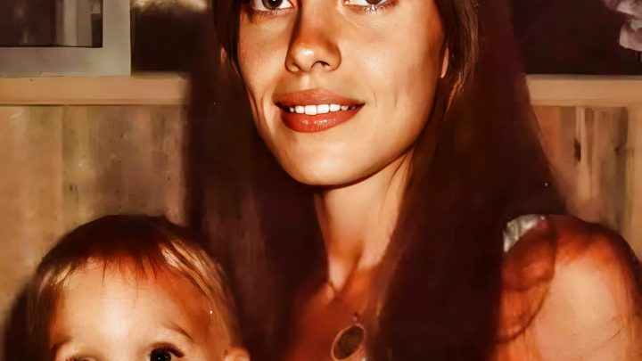 Vzácný okamžik z dětství: Poznáte budoucí hollywoodskou hvězdu a její matku?