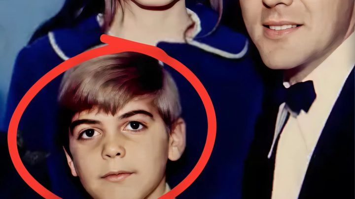 Ještě před slávou: Rodinná fotografie z roku 1971 zachycuje mladou hollywoodskou hvězdu s rodiči a sestrou.