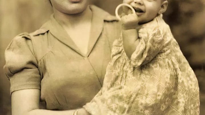 Vzácná fotografie z roku 1947 zachycuje budoucí rockovou legendu jako miminko v náručí své matky! Uhodnete, kým se stal?