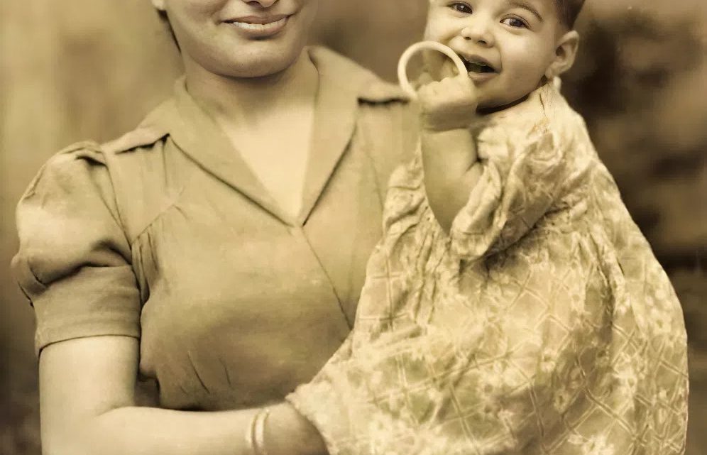 Vzácná fotografie z roku 1947 zachycuje budoucí rockovou legendu jako miminko v náručí své matky! Uhodnete, kým se stal?