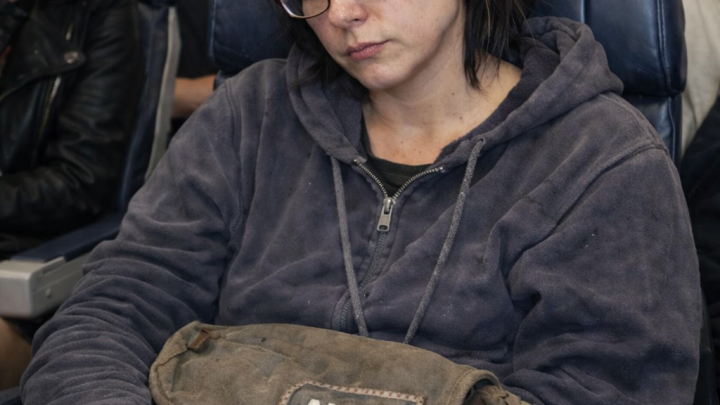 Všichni se té ženě v 9A posmívali, dokud ji nevolali z kokpitu