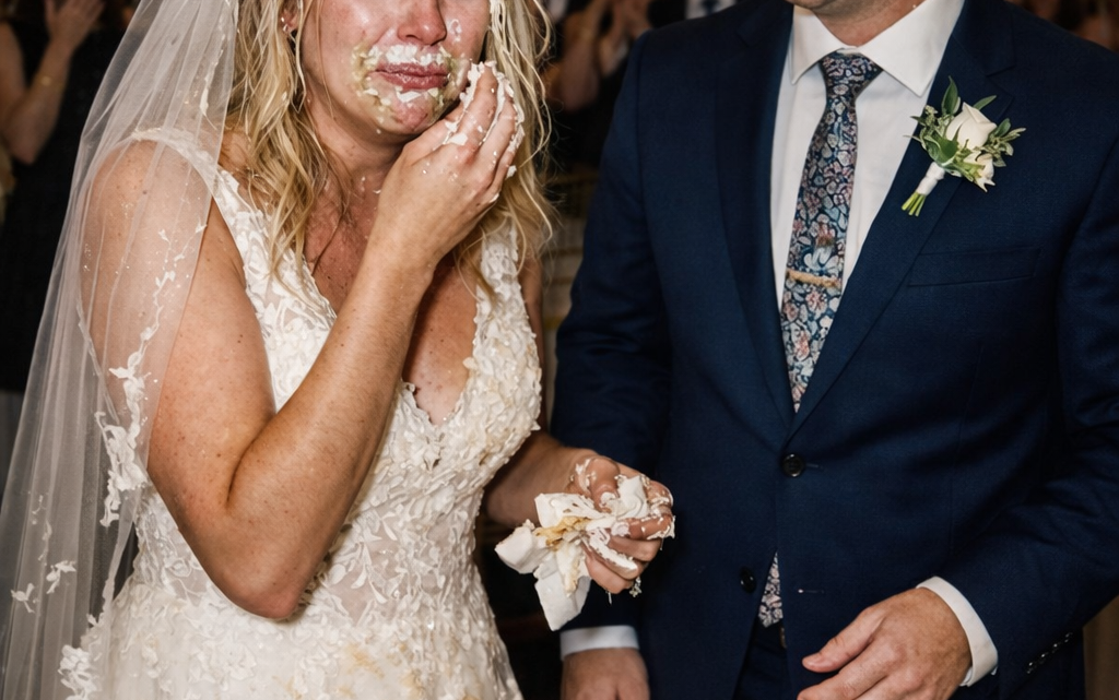 Můj ženich mi při krájení dortu „z legrace“ vrazil obličej do dortu – byla jsem na pokraji slz, když můj bratr všechny šokoval